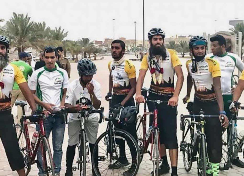 حجاج بريطانيون يصلون المدينة المنورة بدراجات هوائية.. لهذا السبب