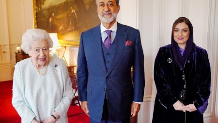 الملكة إليزابيث الثانية تستقبل سلطان عمان شخصيا