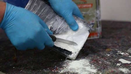 إيطالي يعطي ابنته الكوكايين بدلا من دواء ملين للأمعاء