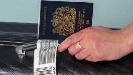بريطانيون يحتجون على تأخير وصول جوازاتهم من شركة FedEx