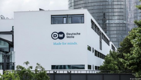 DW تعلق عمل 4 صحافيين بسبب منشورات معادية للسامية عبر مواقع التواصل الاجتماعي