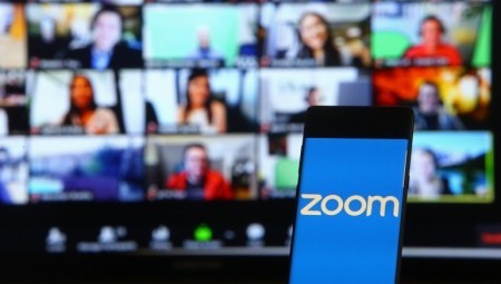 قبل أسابيع من عيد الميلاد.. مدير يطرد 900 موظف في مكالمة Zoom جماعية