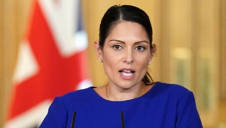 موظفو وزارة الداخلية يصفون بريتي باتيل بالحمقاء وغريبة الأطوار