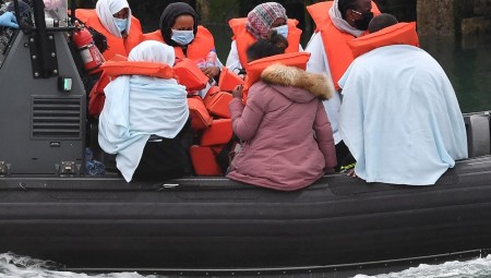 الغارديان: صفة بريطانيا لإرسال المهاجرين إلى رواندا وحشية وغير إنسانية