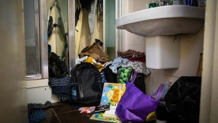 تحقيق الإندبندنت: أكثر من 28 ألف طالب لجوء عالقين بفنادق في بريطانيا لأشهر طويلة