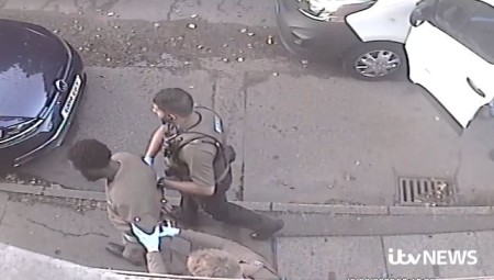شاهد.. منفذ هجوم ⁧‫نوتنغهام يحاول الاختباء داخل أحد المباني السكنية قبل لحظات من اعتقاله