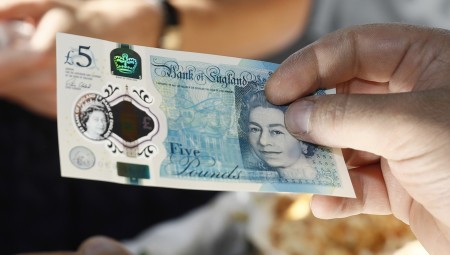 فيتش تخفض النظرة المستقبلية للديون البريطانية من مستقرة إلى سلبية