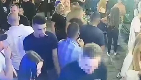 شرطة بريطانيا تبحث عن رجل لاحق شاباً في حانة مزدحمة وطعنه في ظهره عدة مرات