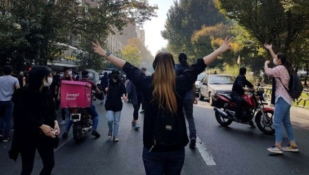 بريطانيا تستدعي أرفع دبلوماسي إيراني لديها احتجاجا على قمع التظاهرات