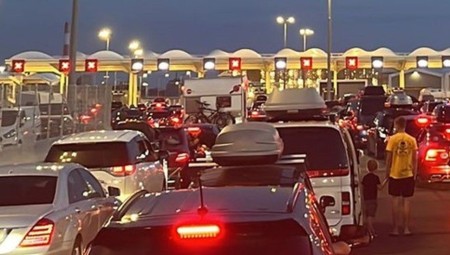 بريطانيون يواجهون طوابير انتظار لست ساعات في ميناء كاليه... ومشغلو العبارات يعتذرون