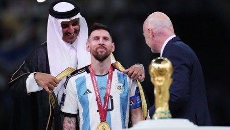 هكذا غطت الصحف البريطانية احتفال ليونيل ميسي بكأس العالم مرتديا البشت القطري