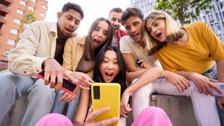 الجيل Z يثور على الوظائف التقليدية: نصفهم يطمح للعمل كمؤثرين ولاعبين محترفين!