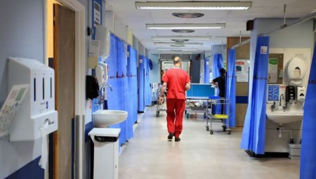نقص الأسرة وتأخيرات الخروج يفاقمان أزمة الشتاء في مستشفيات NHS