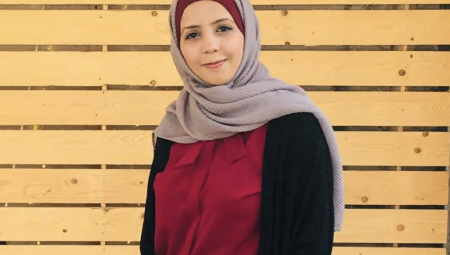 برافيرمان تهاجم طالبة غزيّة بسبب عائلتها وتتهم الجامعات بـ بيع الهجرة