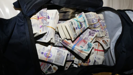 بريطانيا تفكك شبكة غسل أموال اشترت بنكًا لتمويل الجيش الروسي وتعتقل 128 متورطًا