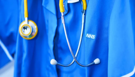 يلاحقون أنصار فلسطين في المستشفيات... توصية بحظر الشارات المؤيدة لفلسطين على زي موظفي NHS