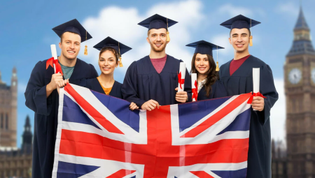 مقترح قد يحرم آلاف الطلاب البريطانيين من قروض الجامعة