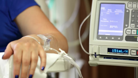 شطب اسم ممرضة قالت بأن لقاحات كوفيد تسبب السرطان من سجل الممرضات